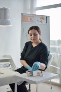 Мир не стоит на месте. Также и с обучением. На сегодняшний день все чаще обучение переходит на онлайн. Также и в медицинской области, доступны курсы по подологии online. Для многих это просто спасение, потому такой формат курсы подолога онлайн дает возможность учиться с любой точки мира у опытного врача-подолога Маи с профильным медицинским образованием. Часть же все-таки предпочитает курс подологии в обычном штатном изучении. Учиться на подолога на подолога можно и онлайн и очно.