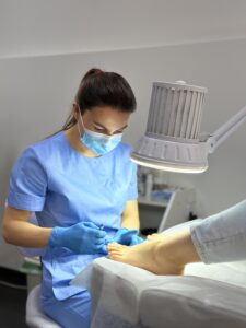 Если пациент испытывает сильную боль, а вросший ноготь нагноен – болезнь запущена и лечение может быть только хирургическим. В большинстве случаев удаляется ...