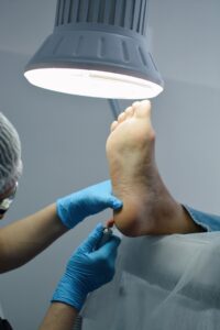 Медицинский педикюр в Киеве. Особенности проведения процедуры в центре подологии Маи Батыровны. Опытные специалисты. Современная аппаратура. Доступная цена.